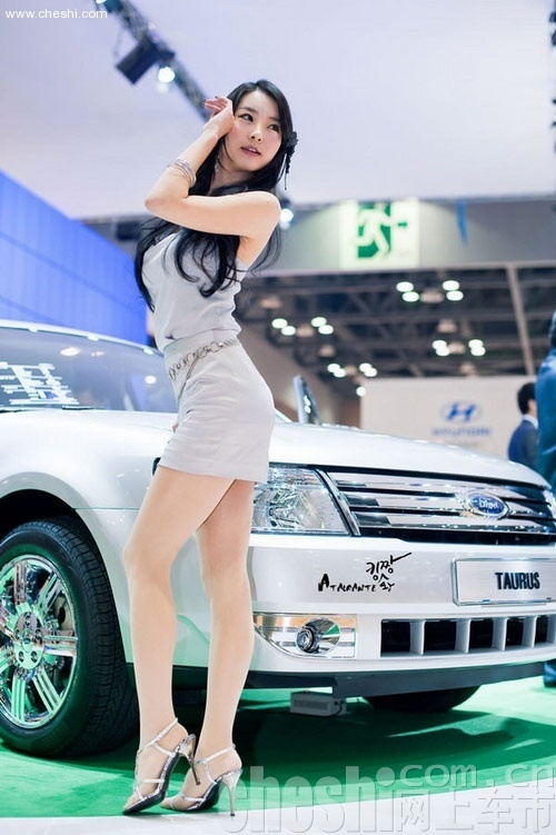 性感车模玩可爱 