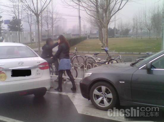 刮蹭引车主大战