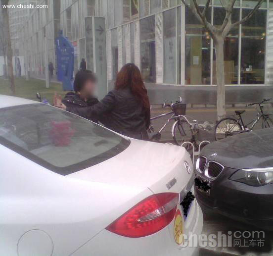 刮蹭引车主大战