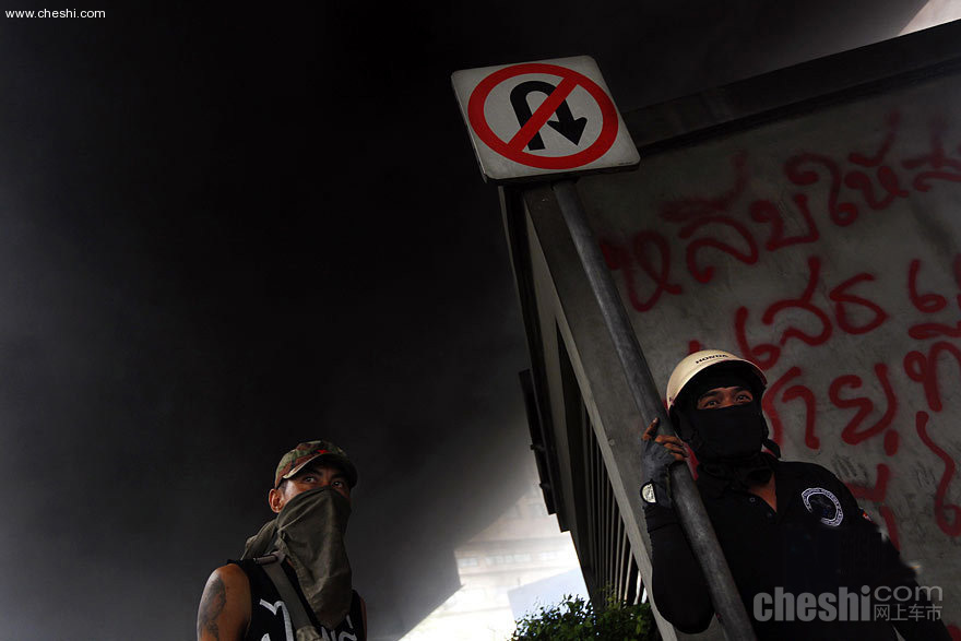 泰国街头烧轮胎