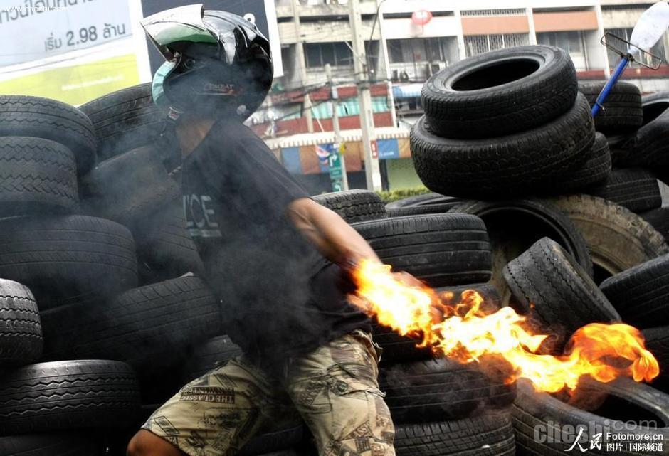 泰国街头烧轮胎