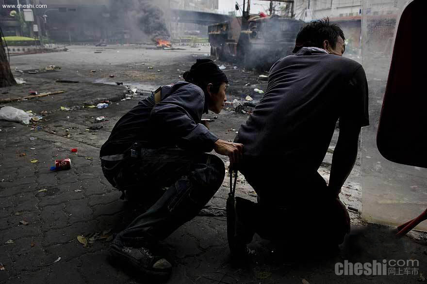 泰国街头烧轮胎