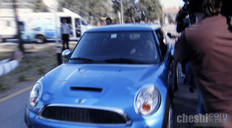 马拉多纳开车撞记者