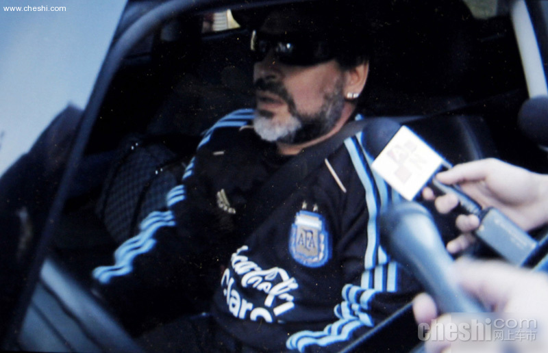 马拉多纳开车撞记者