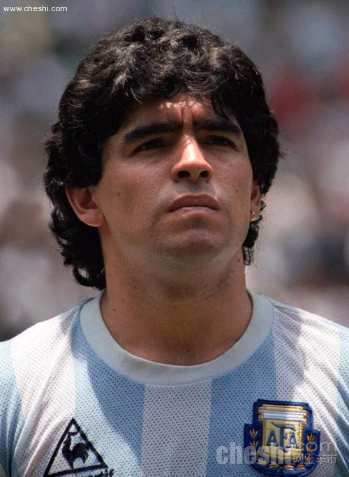 马拉多纳开车撞记者