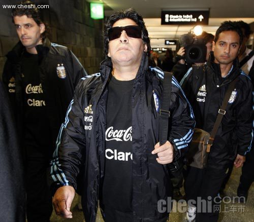 马拉多纳开车撞记者