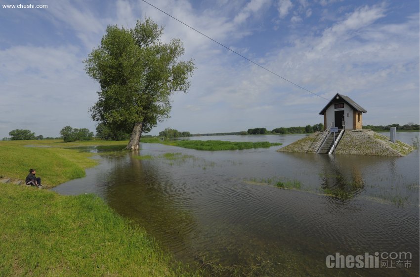 洪水淹没停车场