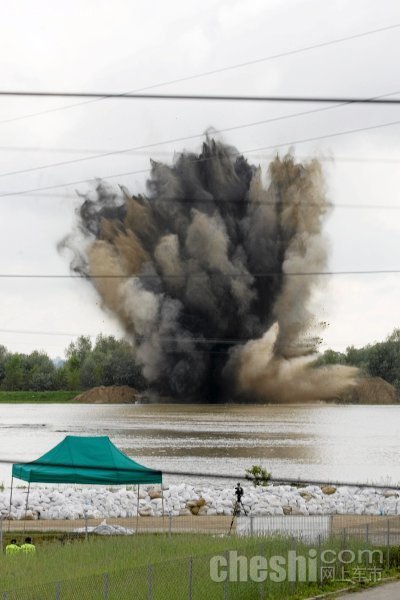 洪水淹没停车场