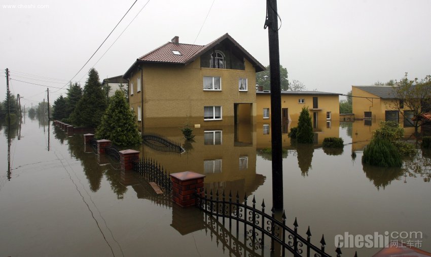 洪水淹没停车场