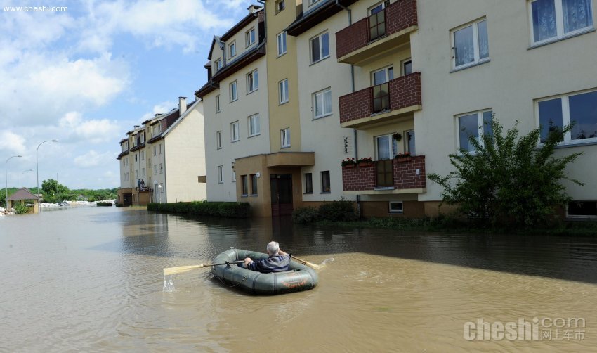 洪水淹没停车场