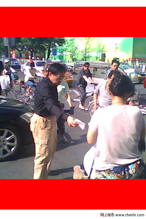 今天（8日）上午8时30分许，地产界名人任志强，驾驶奔驰车经过西单购物中心附近时，将一辆三轮车撞翻，三轮车内的一名女子手部受伤。10分钟后，交警赶到，经调查取证认定任志强负全责。目前，双方就赔偿达成了一致。