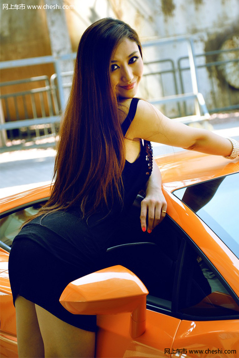 当工业金属遭遇暴虐公牛，美女好像就成了周全画面的润滑剂。柔情让蛮牛安静，性感将重金属蛊惑。她似乎还能变成另外一个人，释放原始的野性，散发充满诱惑的气息，向公牛发动强袭。汽车斗艳，魅女与野兽秒杀你的眼睛。