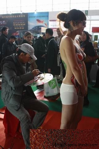 猜猜他正在画什么？