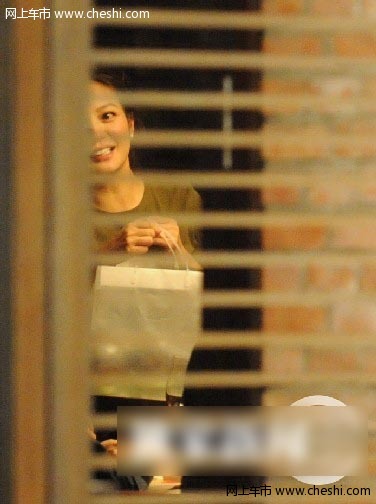 赵薇驾豪车已返京