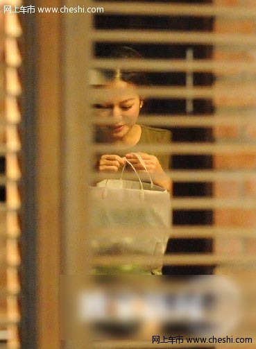 赵薇驾豪车已返京