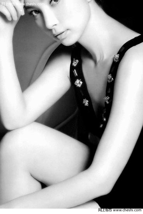 李冰冰演绎车内性感