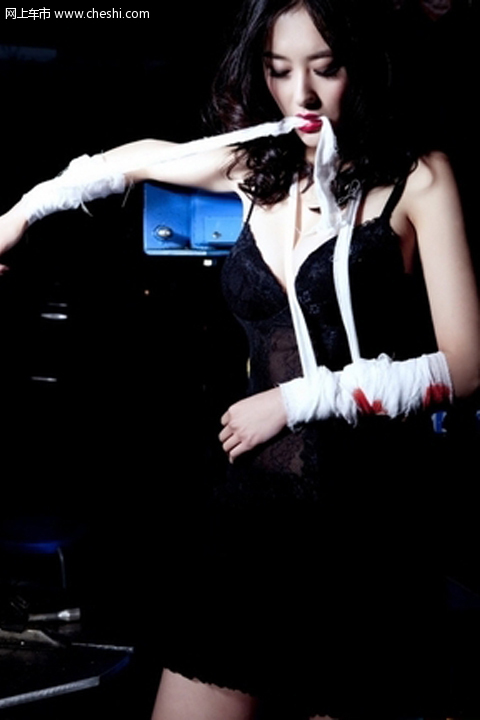 兽兽复出露乳写真照