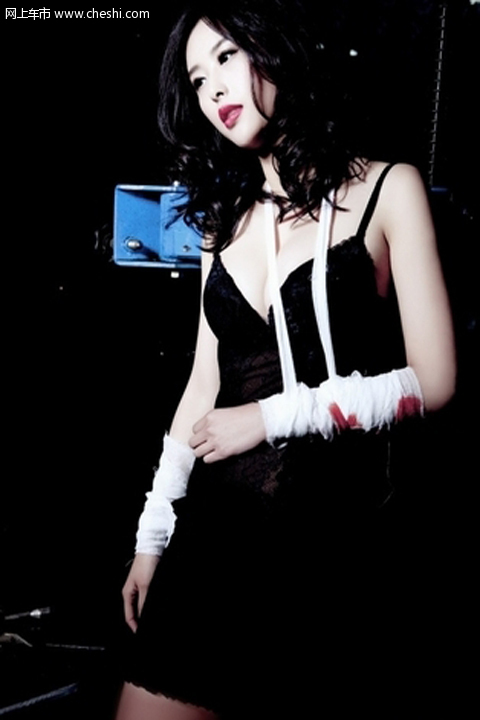 兽兽复出露乳写真照