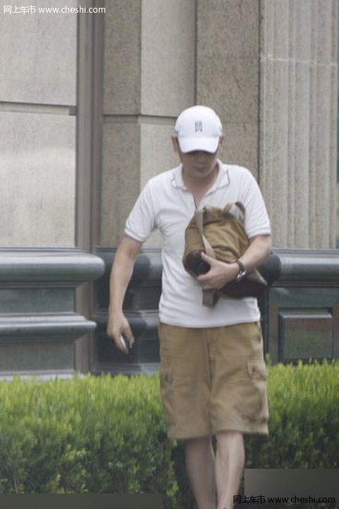 葛优驾豪车上街摆阔