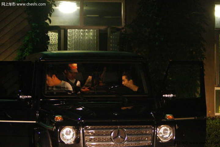 冰冰开豪车送助理