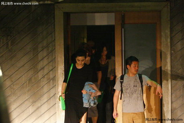 冰冰开豪车送助理