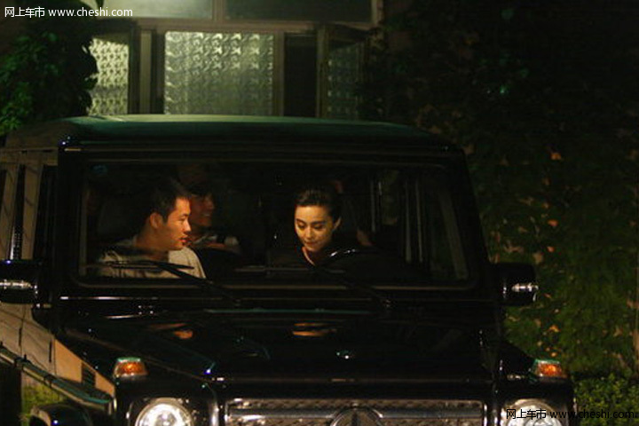 冰冰开豪车送助理