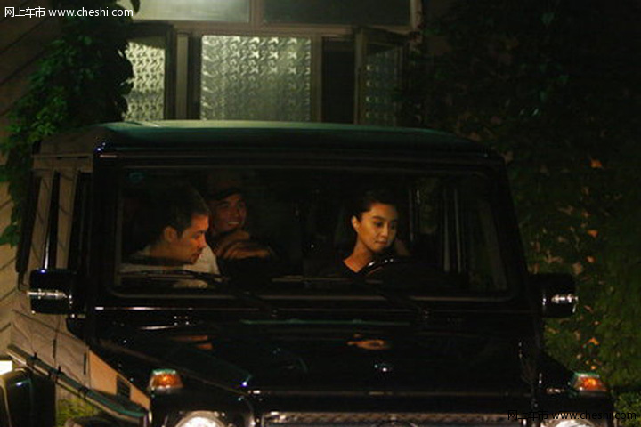 冰冰开豪车送助理