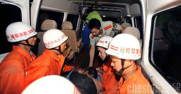 高架桥坍塌 多车被压