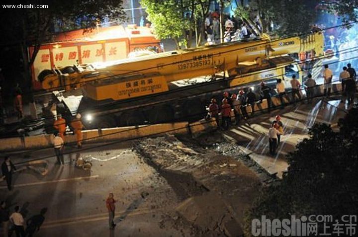 高架桥坍塌 多车被压