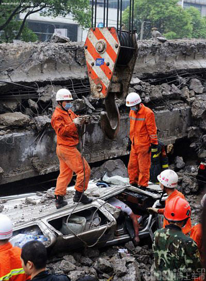 高架桥坍塌 多车被压