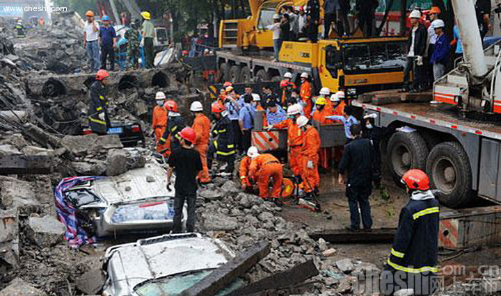 高架桥垮塌 多车被压