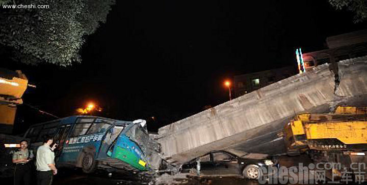 高架桥垮塌 多车被压