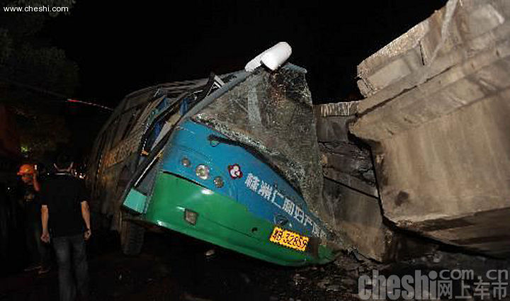 高架桥垮塌 多车被压