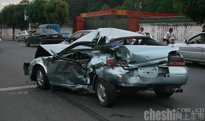 广东惠州889路公交车肇事