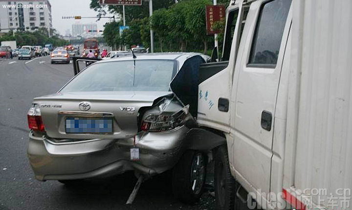 广东惠州889路公交车肇事