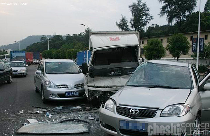 广东惠州889路公交车肇事