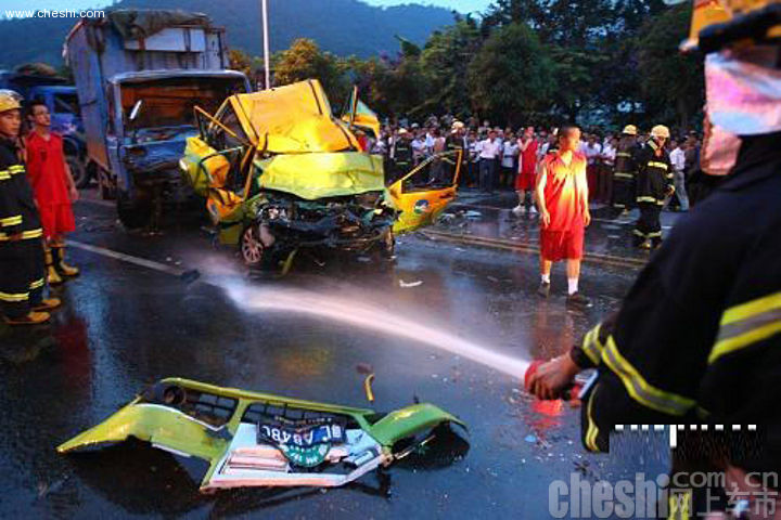 广东惠州889路公交车肇事