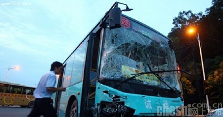 广东惠州889路公交车肇事