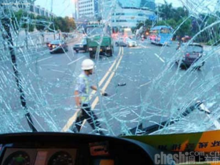 广东惠州889路公交车肇事
