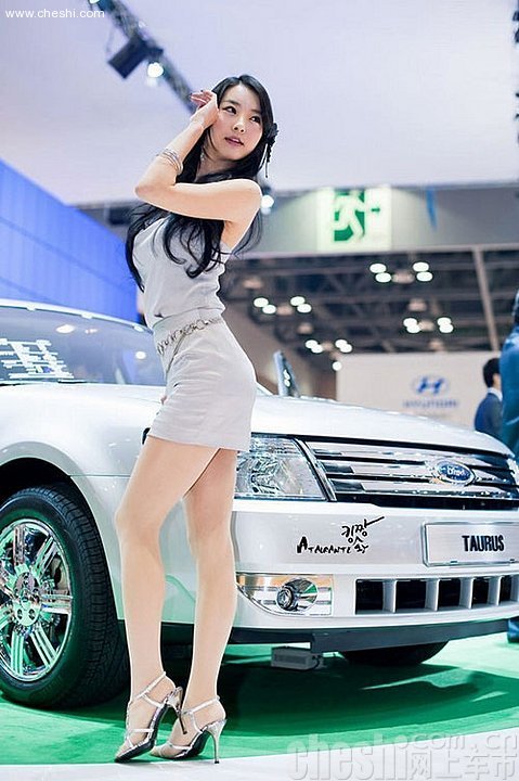 性感车模玩可爱 