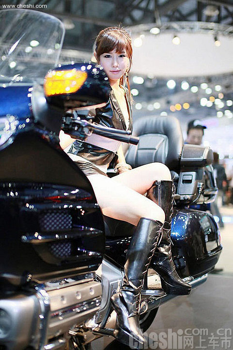 性感车模玩可爱 