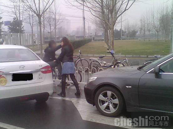 刮蹭引车主大战