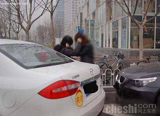 刮蹭引车主大战