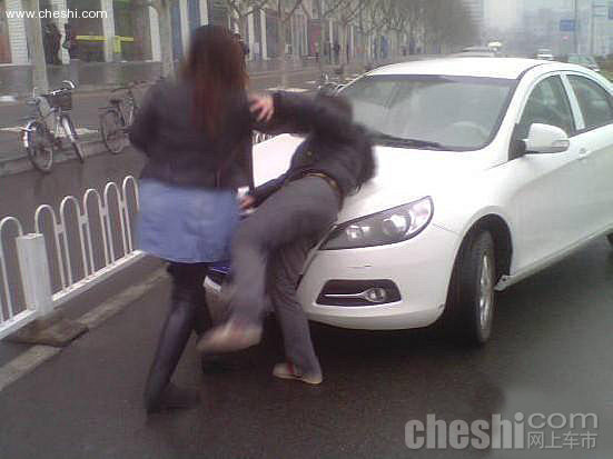 刮蹭引车主大战