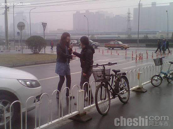 刮蹭引车主大战