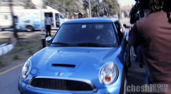 马拉多纳开车撞记者