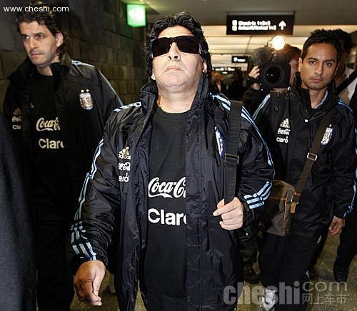 马拉多纳开车撞记者