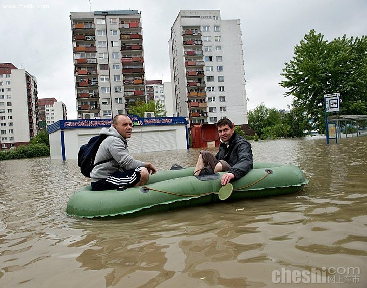 洪水淹没停车场