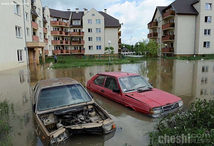 洪水淹没停车场