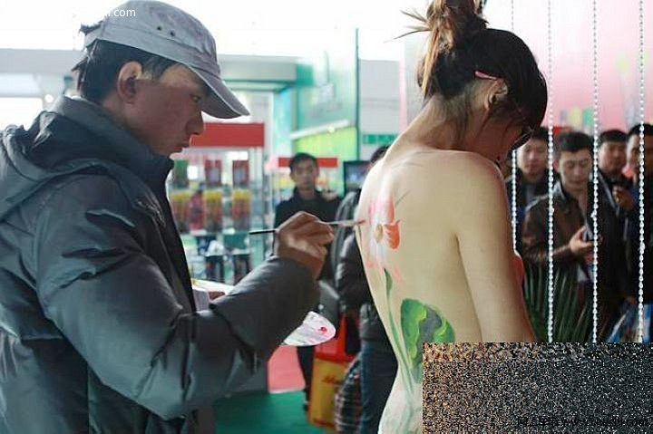 现在流行人体彩绘